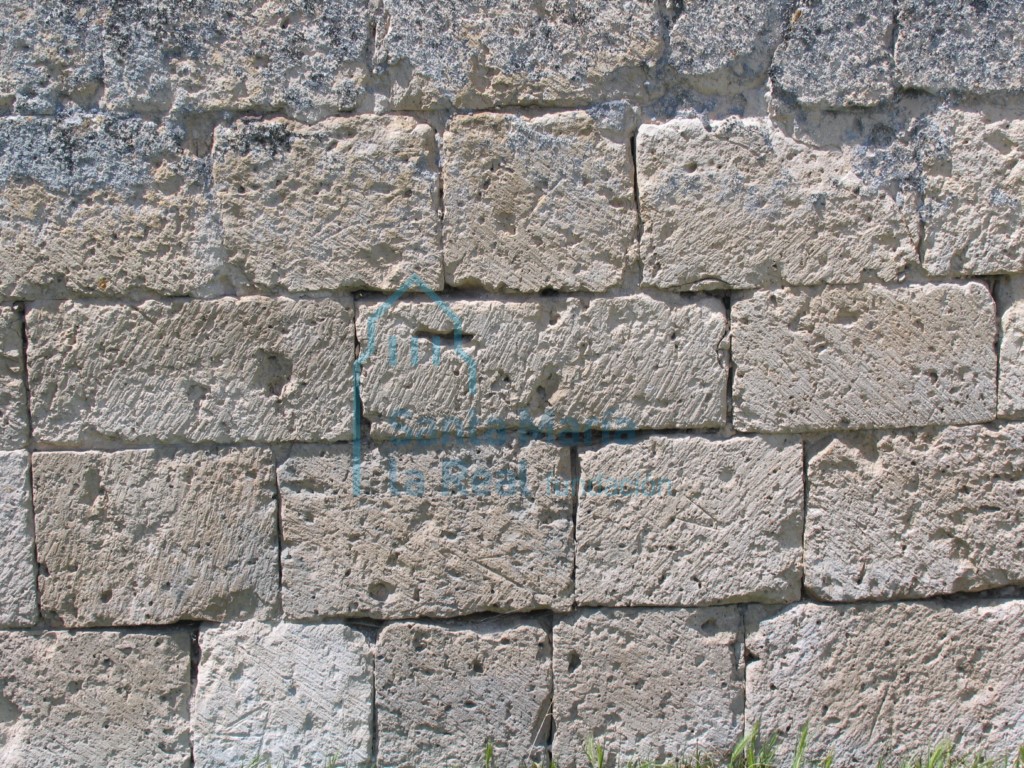 Detalle de los sillares tallados a hacha