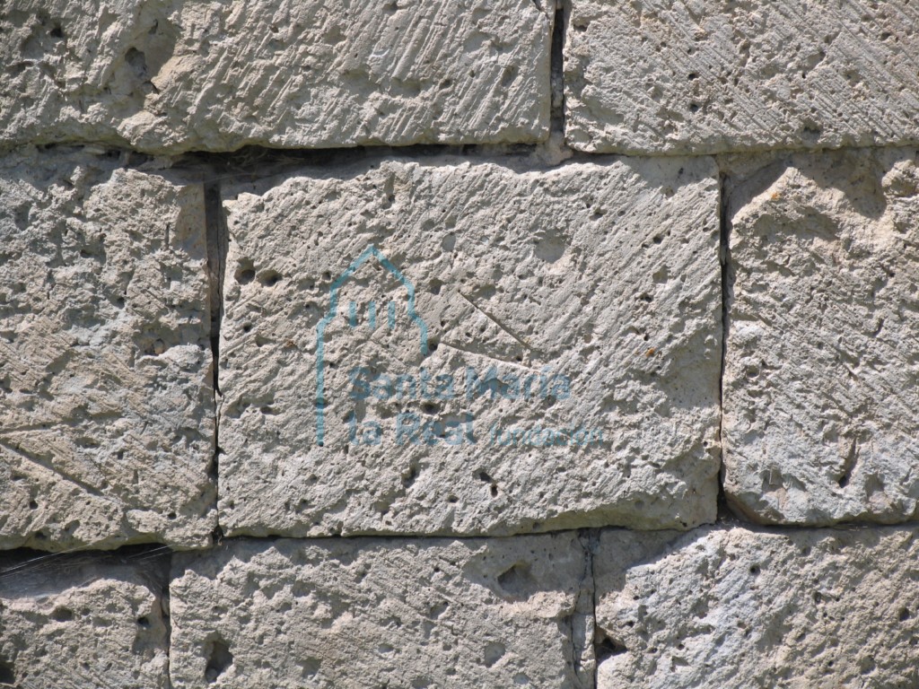 Detalle de los sillares tallados a hacha