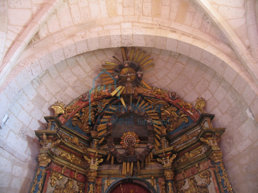Bóveda de horno y retablo de la cabecera