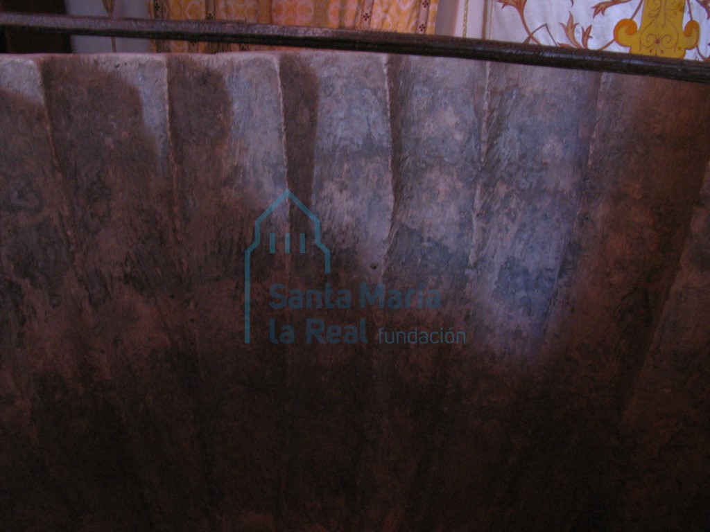 Detalle de la pila bautismal