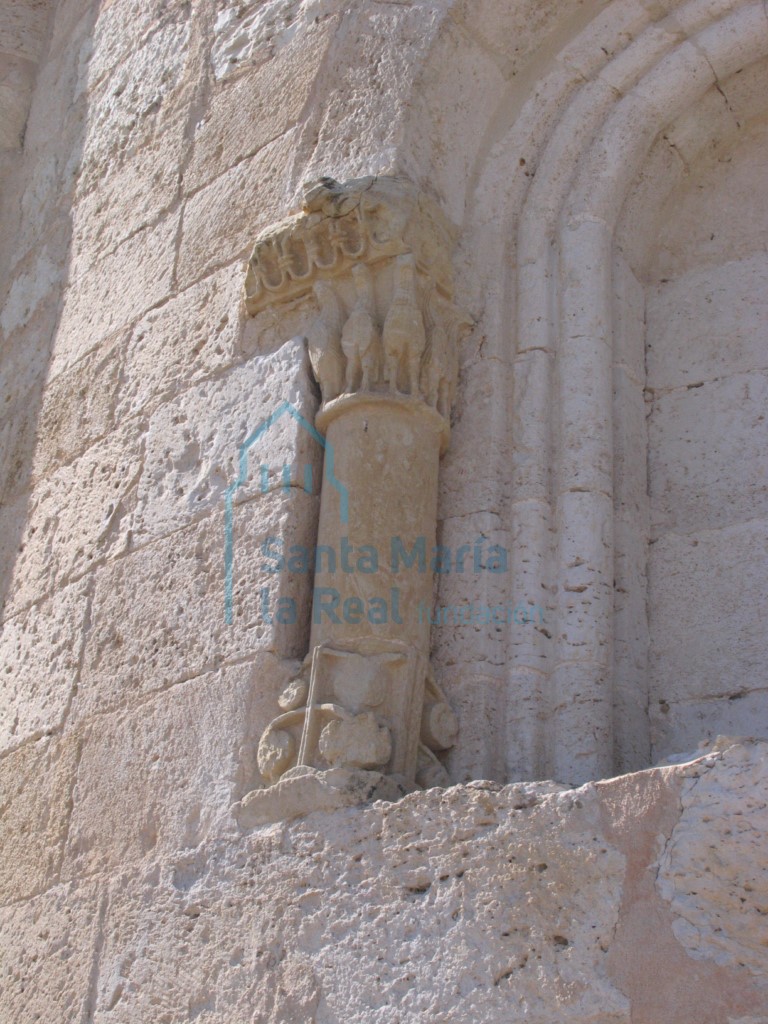 Columna izquierda del vano central del ábside