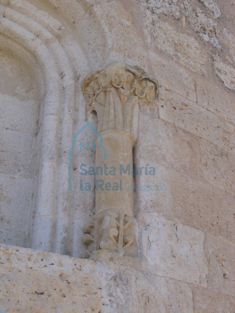 Columna derecha del vano central del ábside