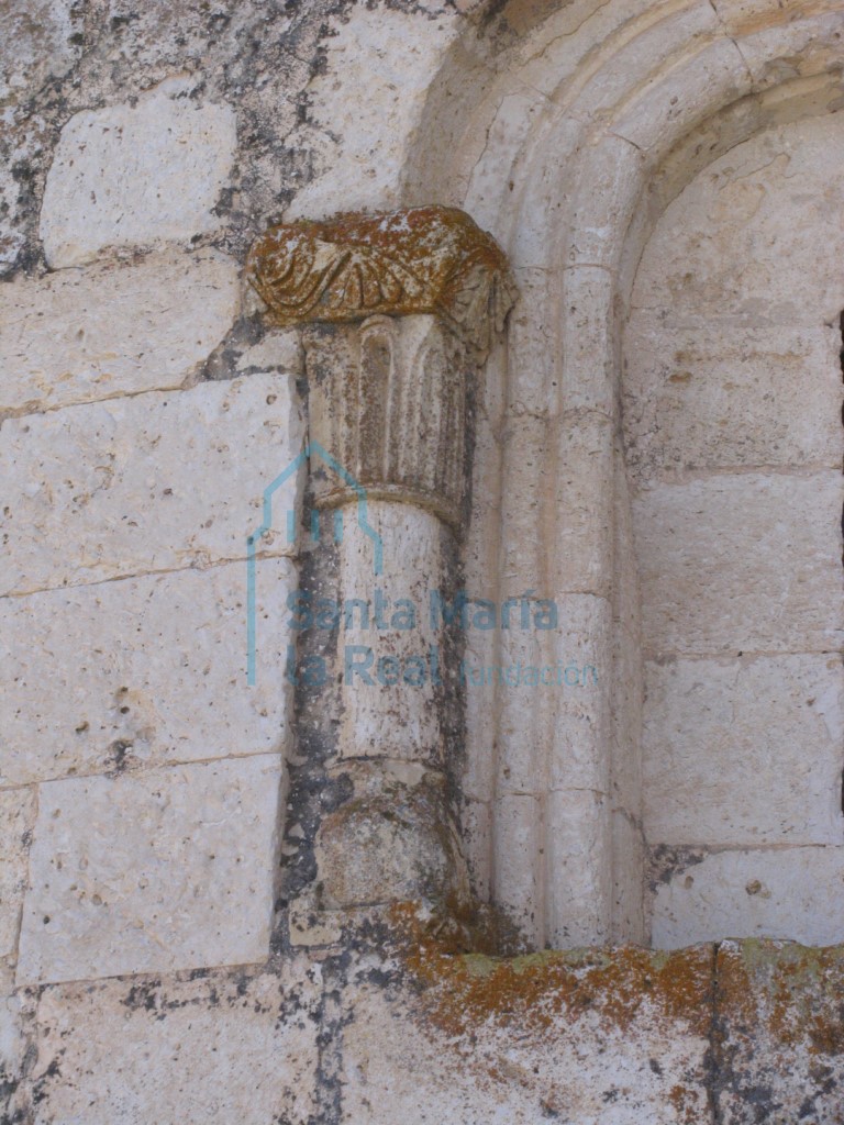 Columna izquierda del vano septentrional del ábside