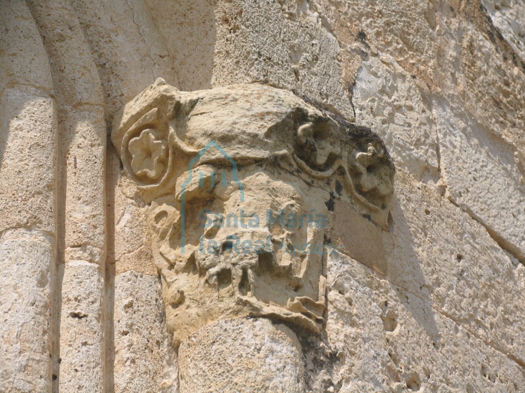 Capitel derecho del vano meridional del ábside