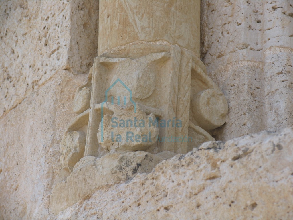 Basa de la columna izquierda del vano central del ábside