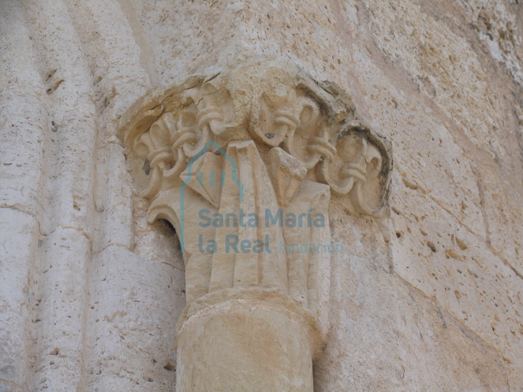 Capitel derecho del vano central del ábside