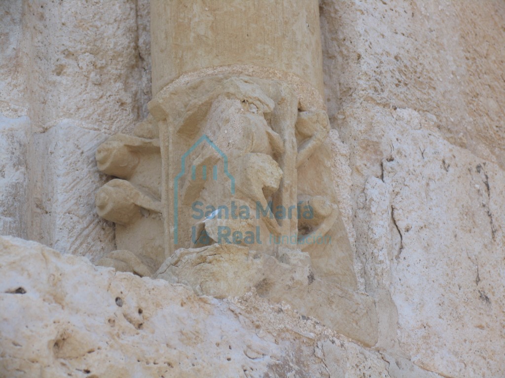 Basa de la columna derecha del vano central del ábside