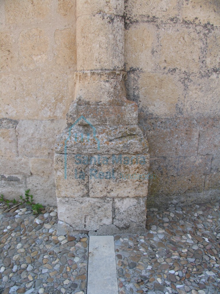 Basa de la columna del ábside