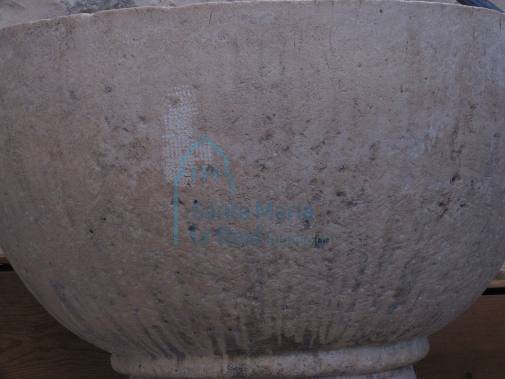 Detalle de la pila bautismal