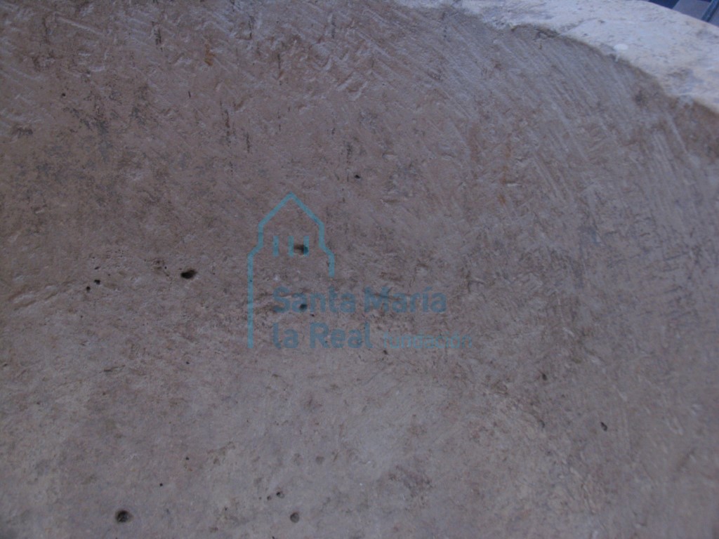 Detalle de las marcas de talla de la pila bautismal