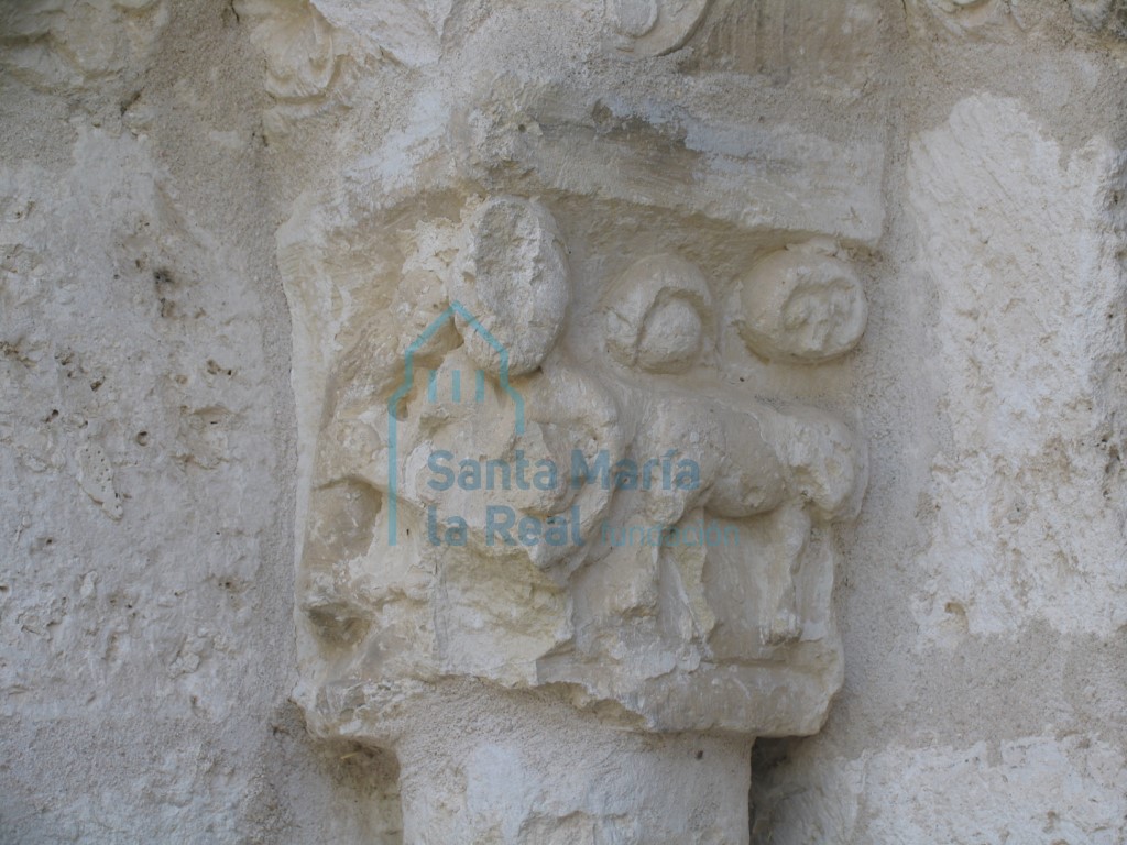Capitel de la portada deja intuir una figura humana con lo que pudiera ser un bastón o garrote en las manos cercano a un cuadrúpedo