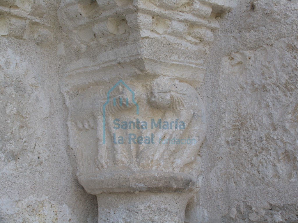Capitel de la portada muestra dos leones -macho y hembra- de ruda talla y adrontados
