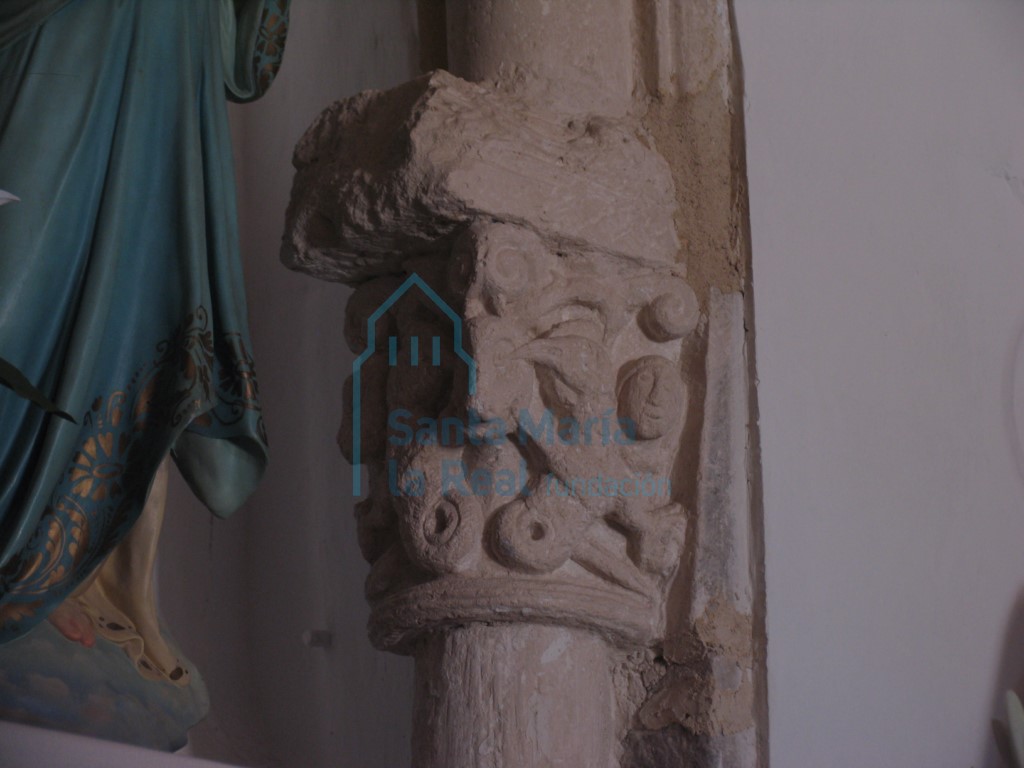Capitel de arco de medio punto del antiguo templo, en el lado de la epístola