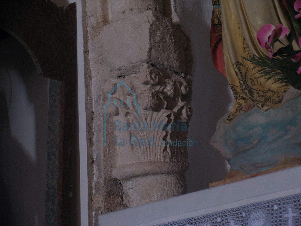 Detalle del capitel del arco de medio punto del templo antiguo, del lado del evangelio