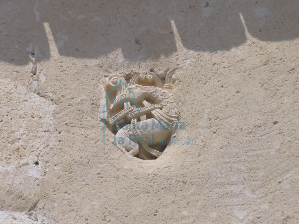 Grifo en un capitel reutilizado en el muro sur