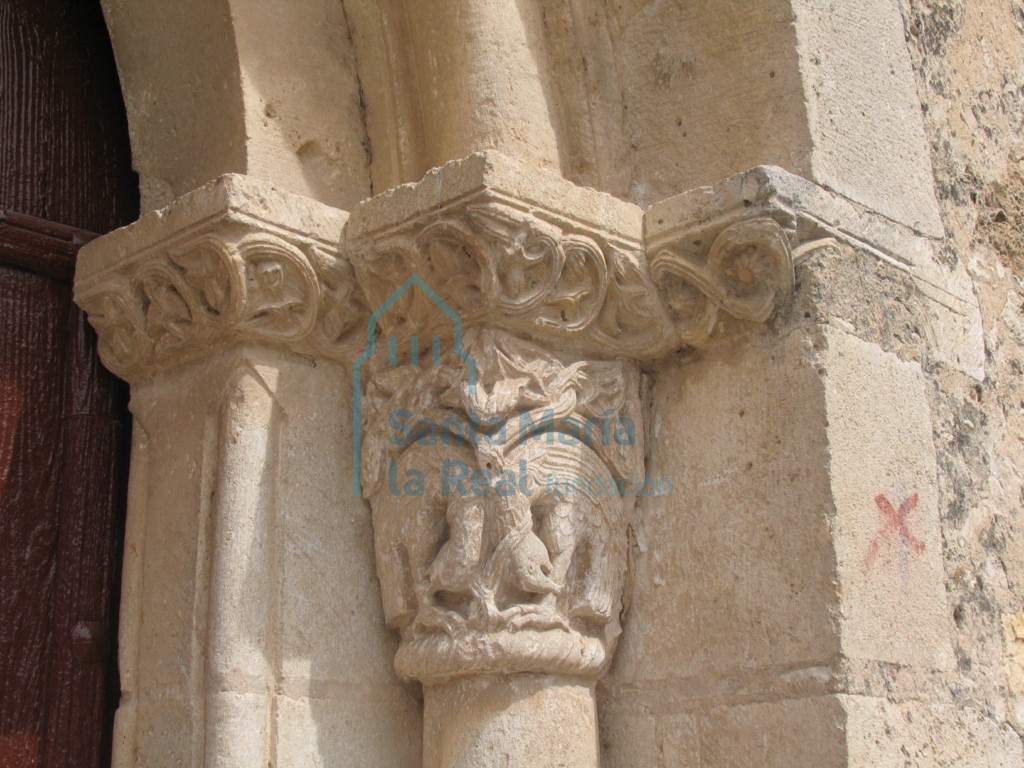 Capiteles de la portada