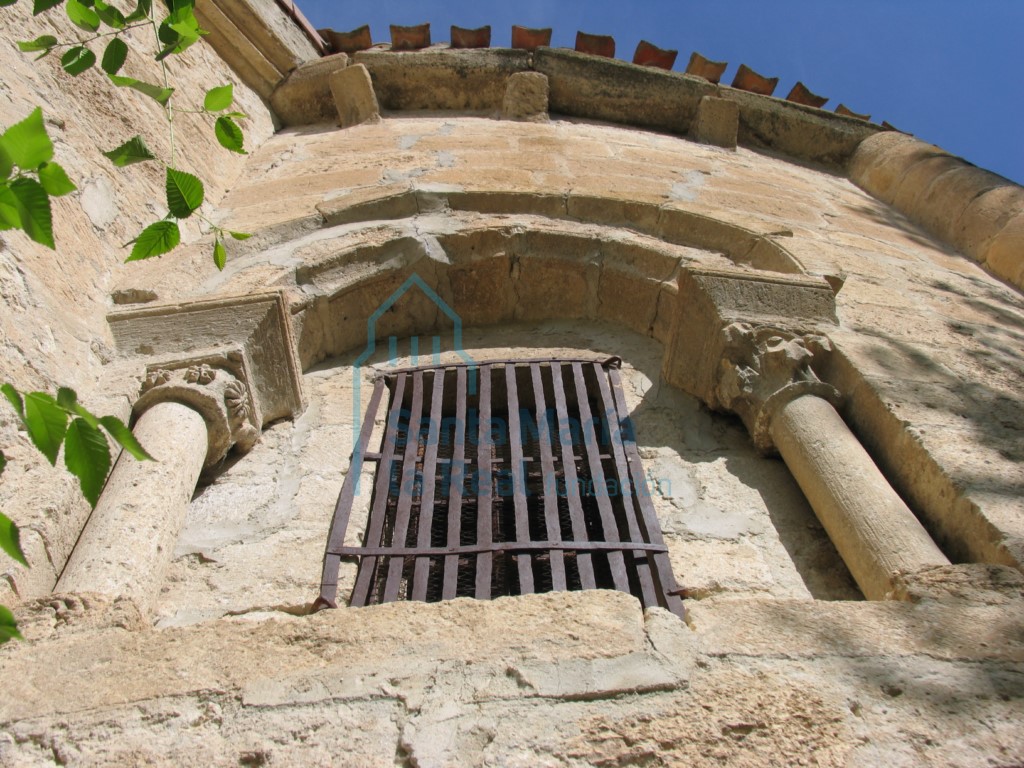 Exterior de la ventana lateral del ábside