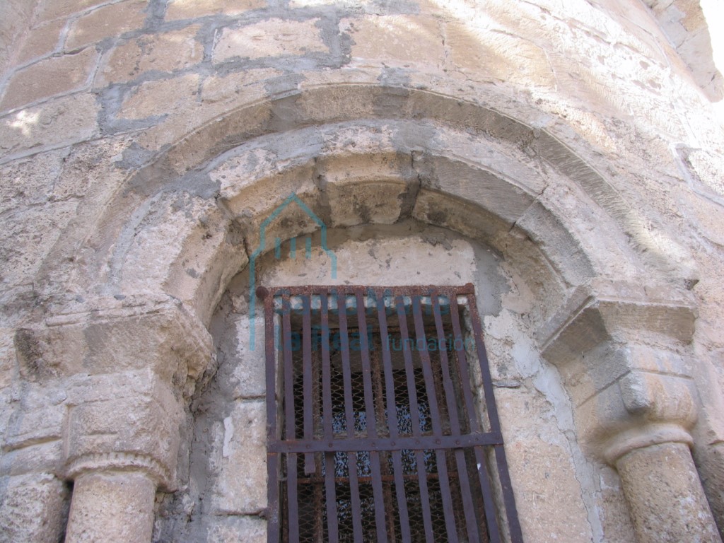 Exterior de la ventana lateral del ábside
