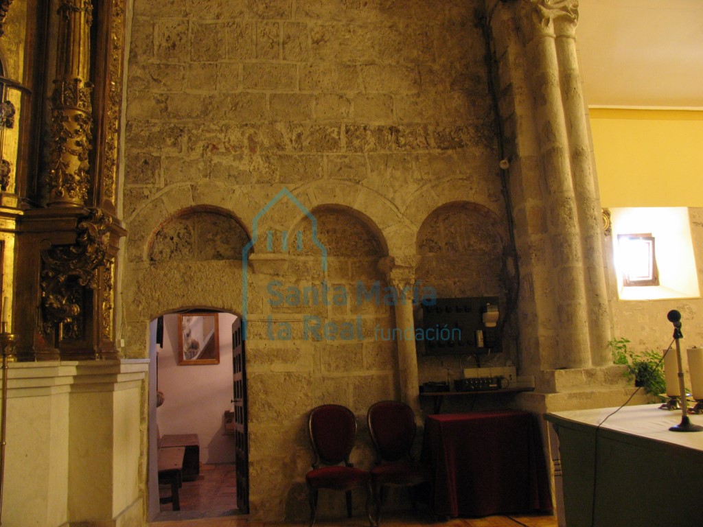 Arquería del muro derecho del presbiterio