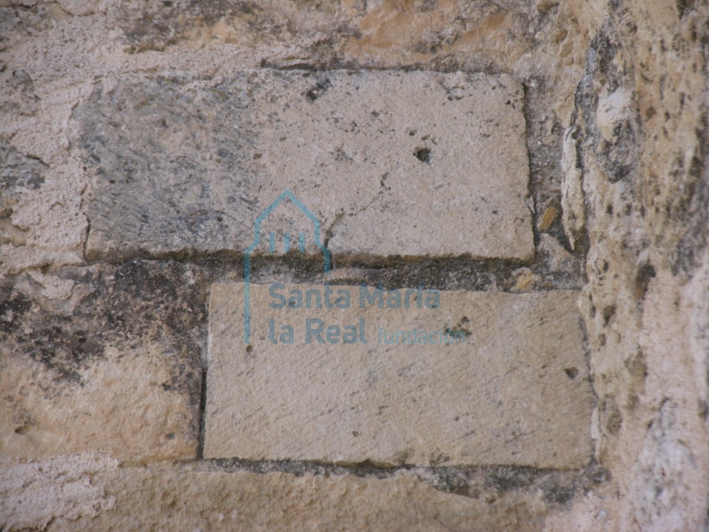 Detalles de unos sillares del exterior