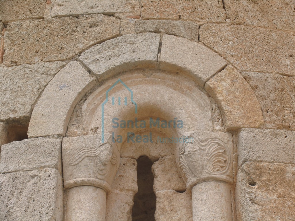 Detalle de la ventana lateral del ábside