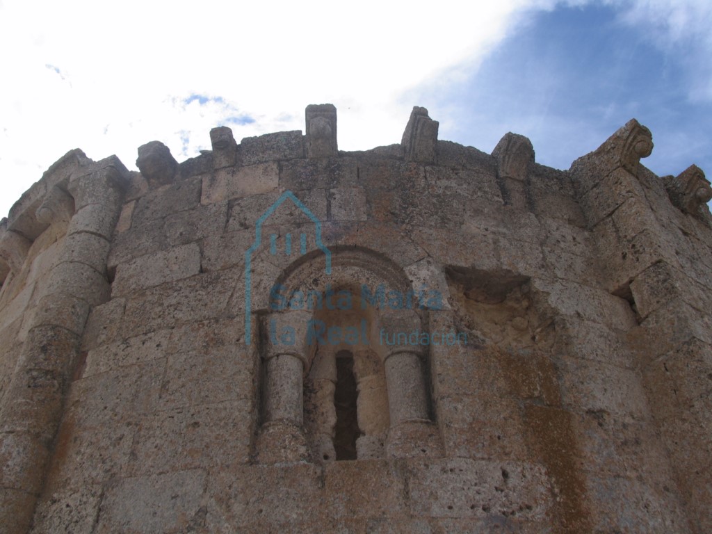 Ventana lateral del ábside