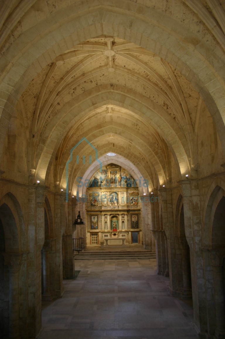 Interior de la iglesia, hacia la cabecera