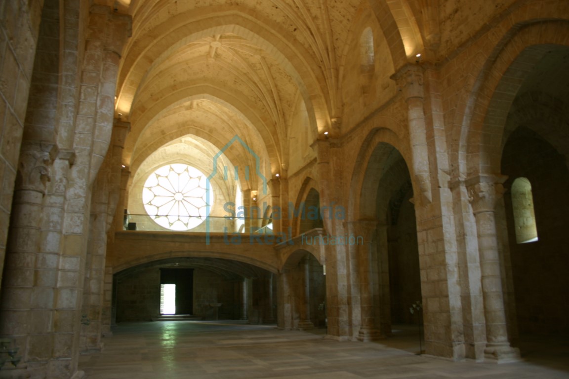 Interior de la iglesia, hacia los pies