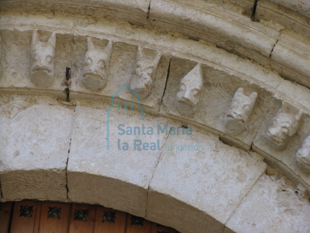 Arquivolta con cabezas de la portada septentrional