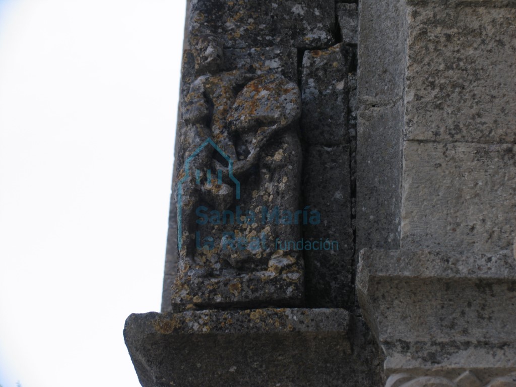 Relieve en el  machón en la portada septentrional