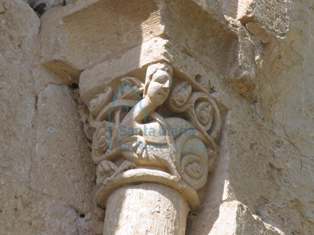Capitel derecho con una sirena-pájaro, en la ventana septentrional del ábside