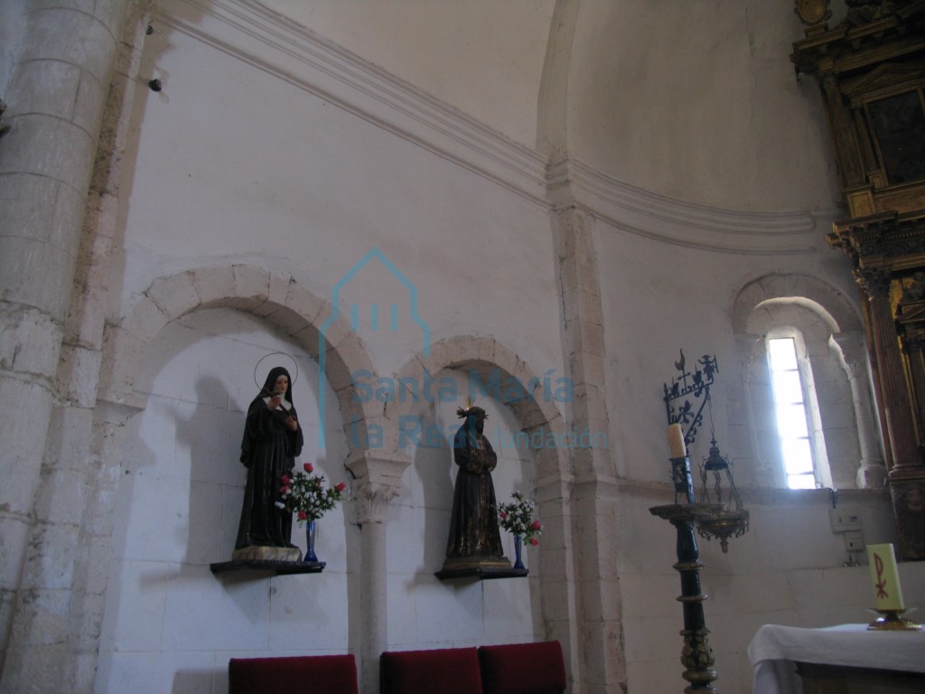 Arquería del muro izquierdo del presbiterio