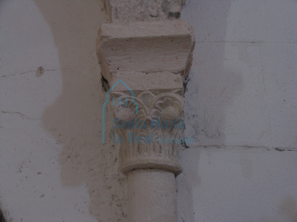 Capitel vegetal de la arquería del muro derecho del presbiterio