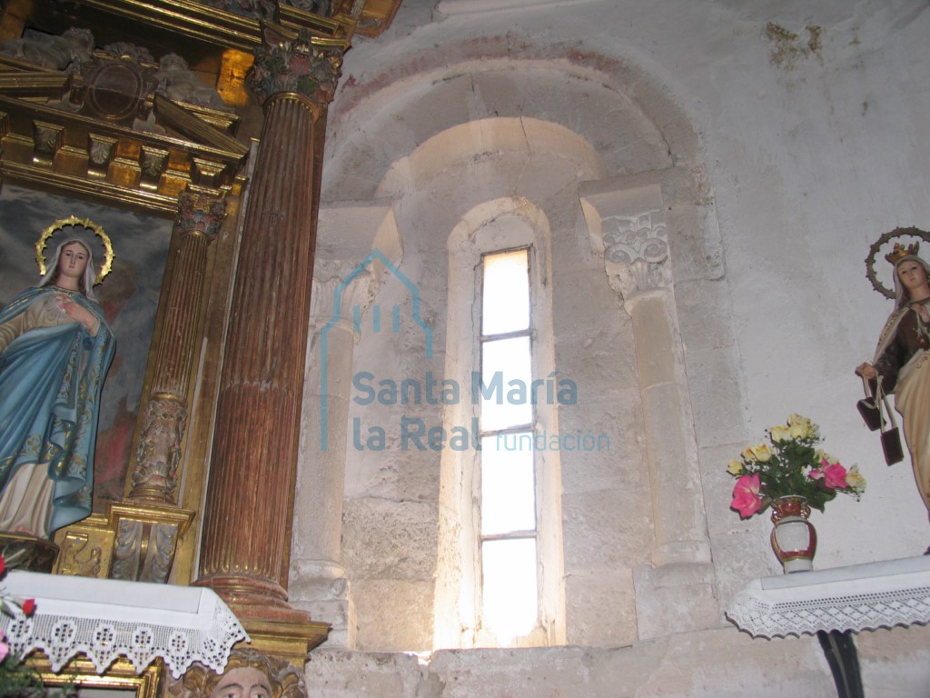 Ventana derecha del ábside