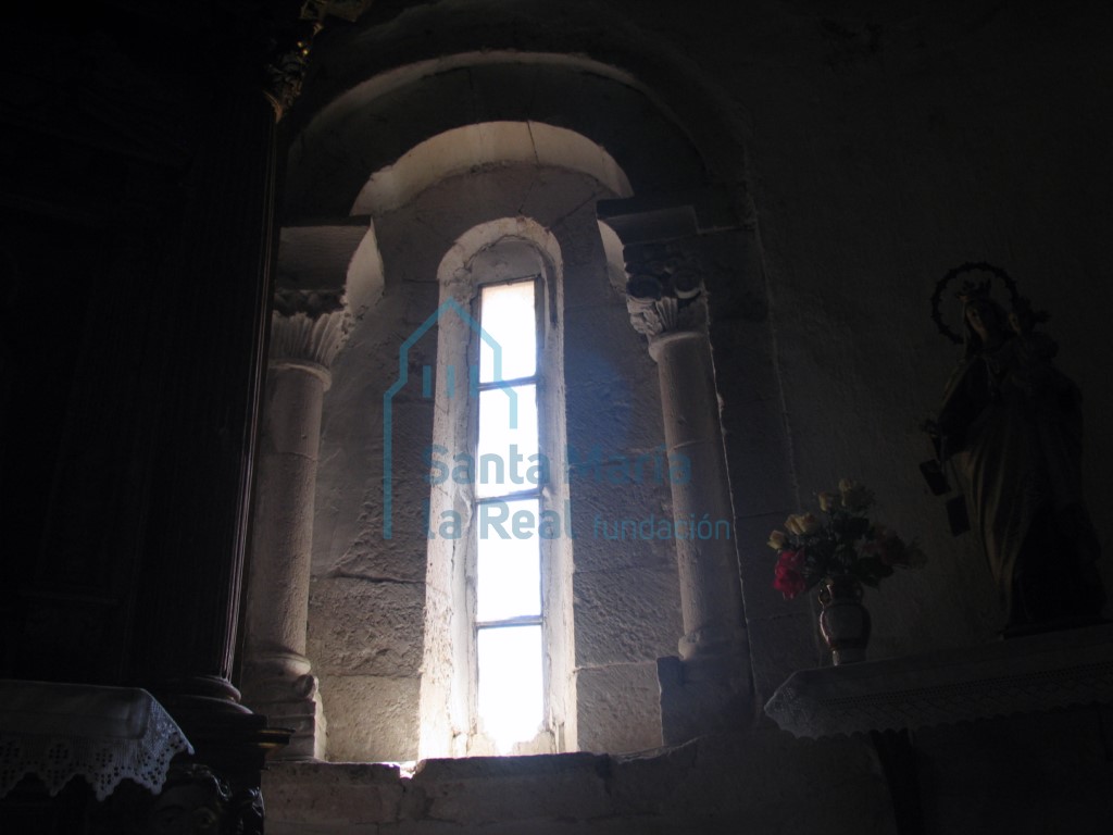 Ventana derecha del ábside
