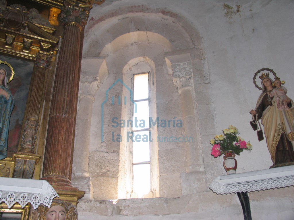 Ventana derecha del ábside
