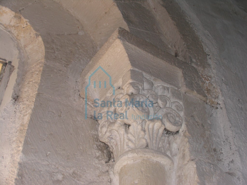 Capitel vegetal derecho de la ventana derecha del ábside
