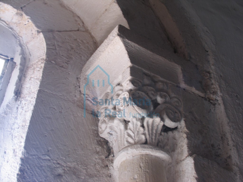 Capitel vegetal derecho de la ventana derecha del ábside