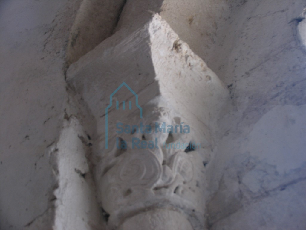 Capitel izquierdo de la ventana izquierda del ábside