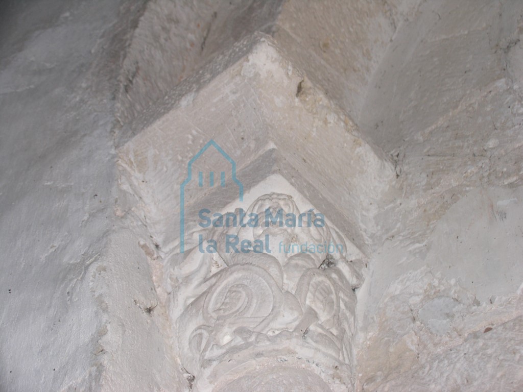 Capitel izquierdo de la ventana derecha del ábside