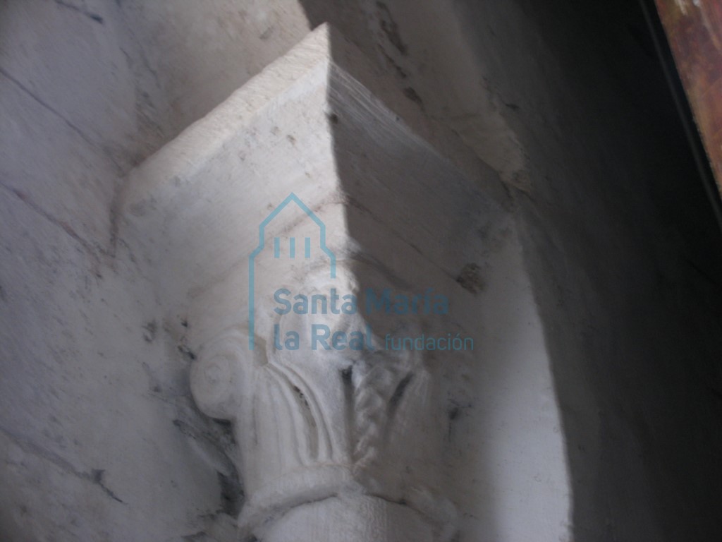 Capitel vegetal derecho de la ventana izquierda del ábside