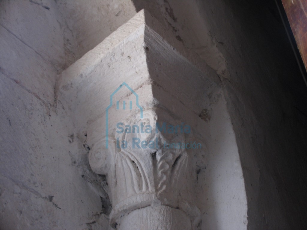Capitel vegetal derecho de la ventana izquierda del ábside
