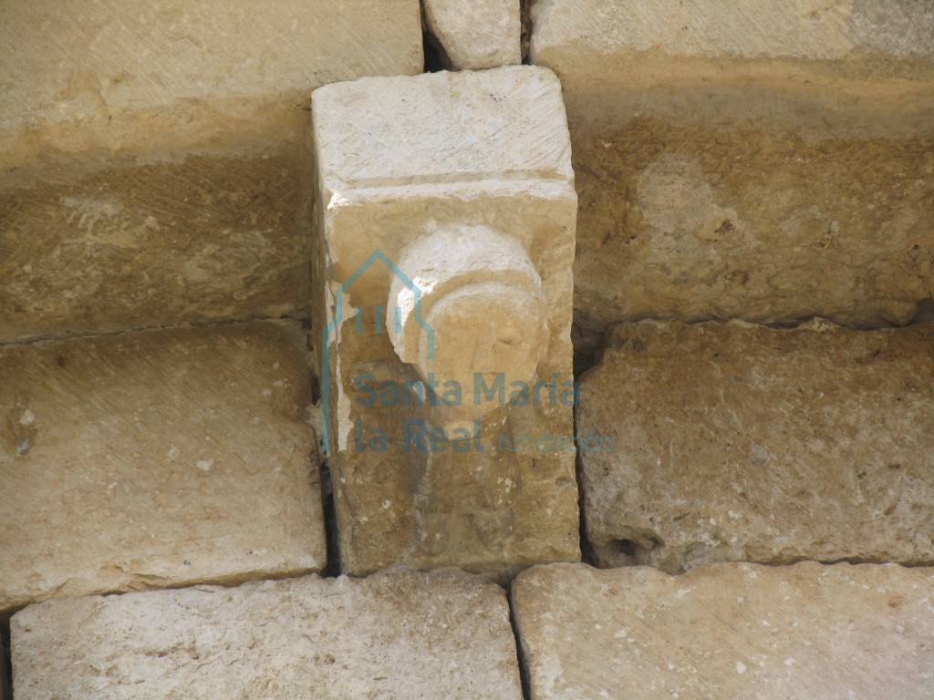 Canecillo con rostro humano del ábside