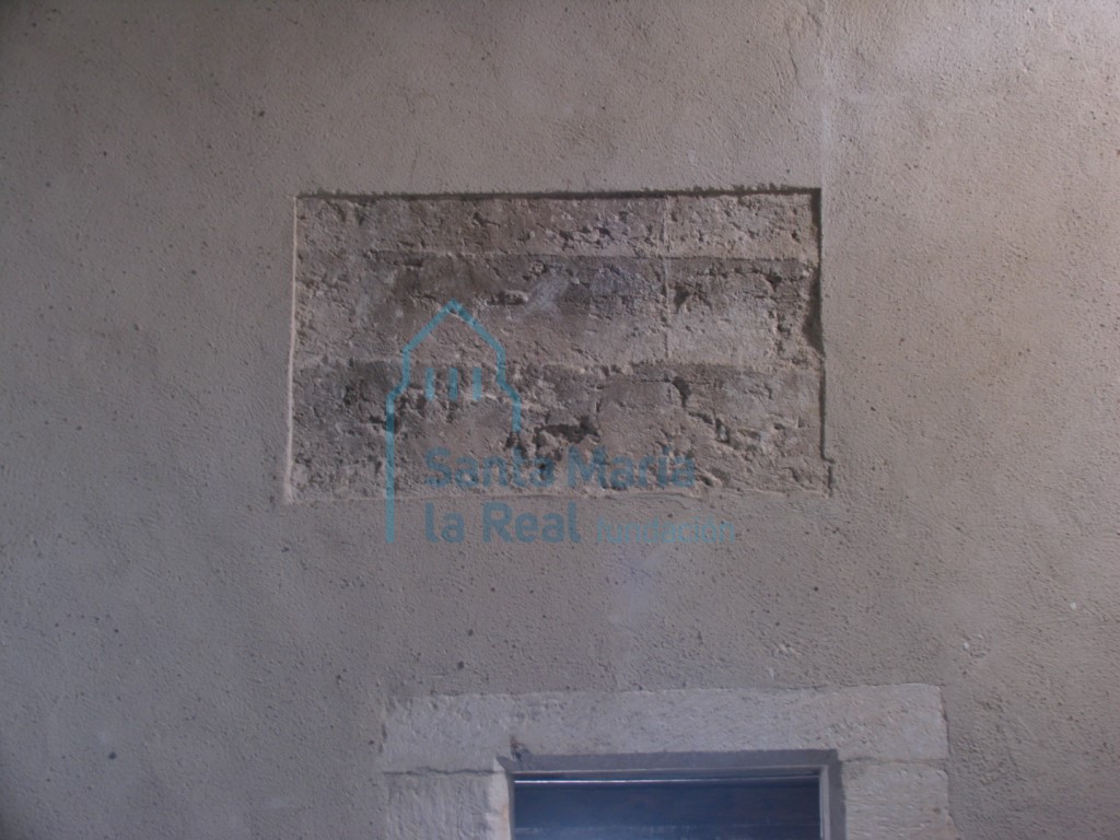 Piedra descubierta en el interior de la iglesia