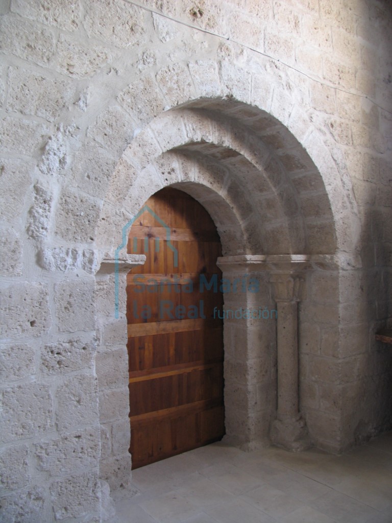 Portada de la sacristía, en la nave lateral