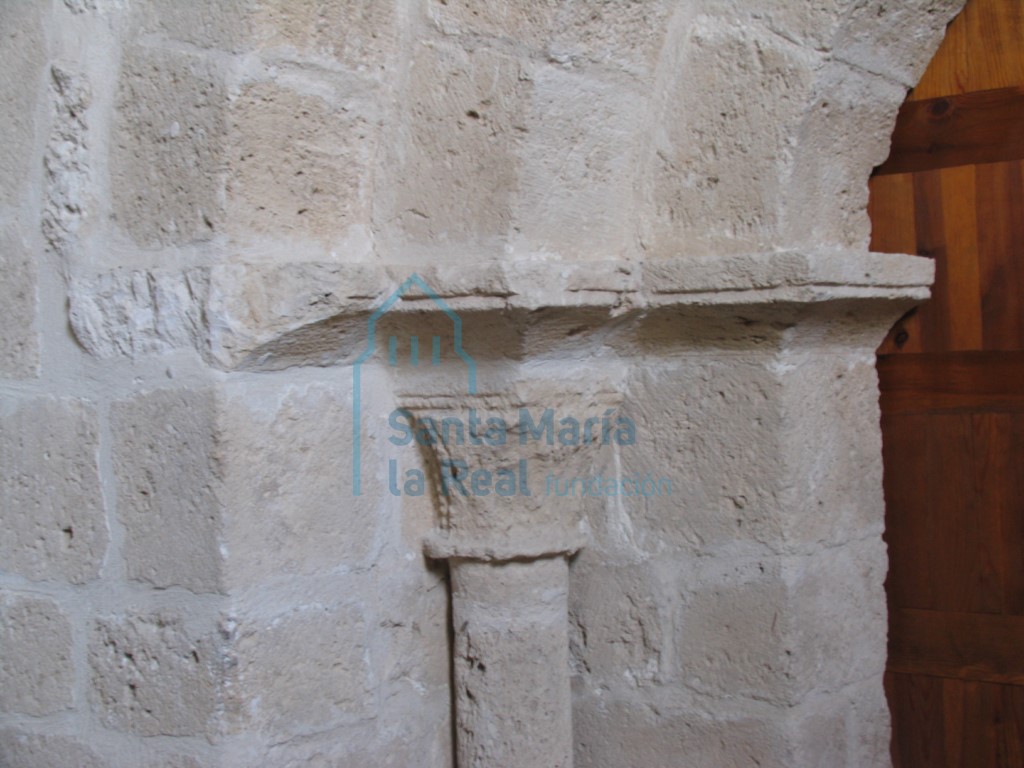 Capitel de la portada de la sacristía