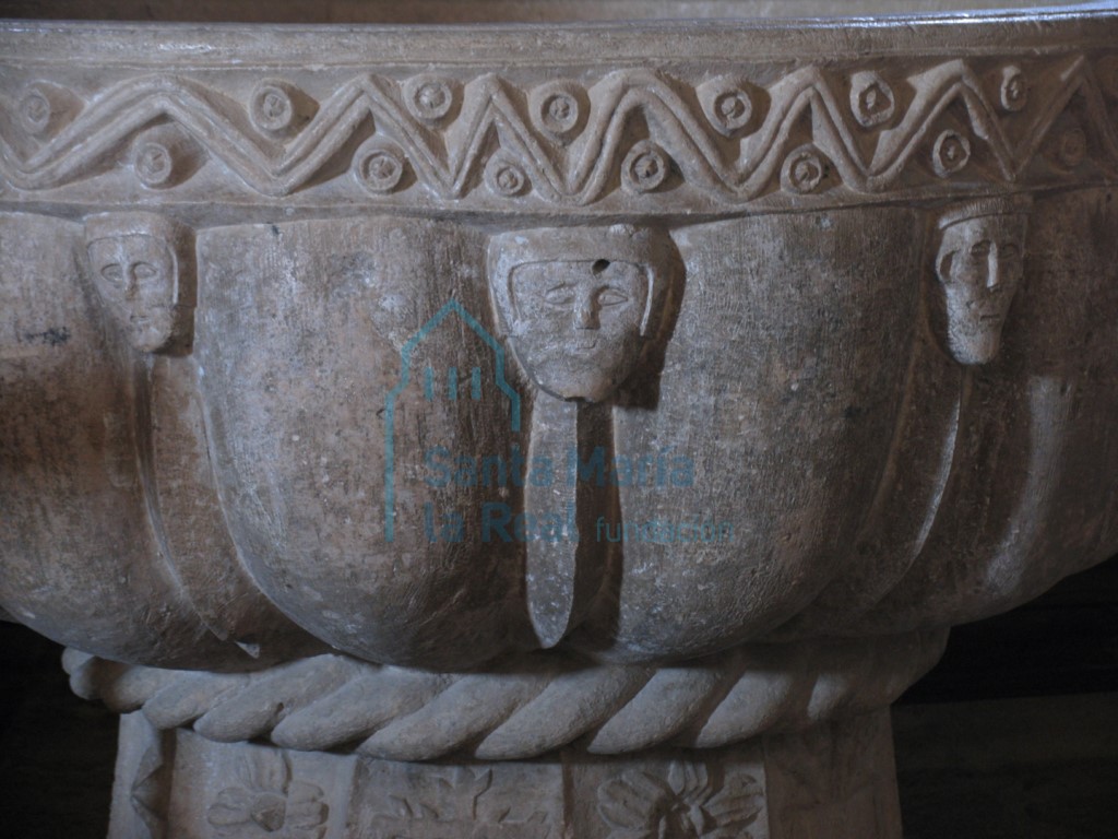 Detalle de la pila bautismal Detalle de la pila bautismal