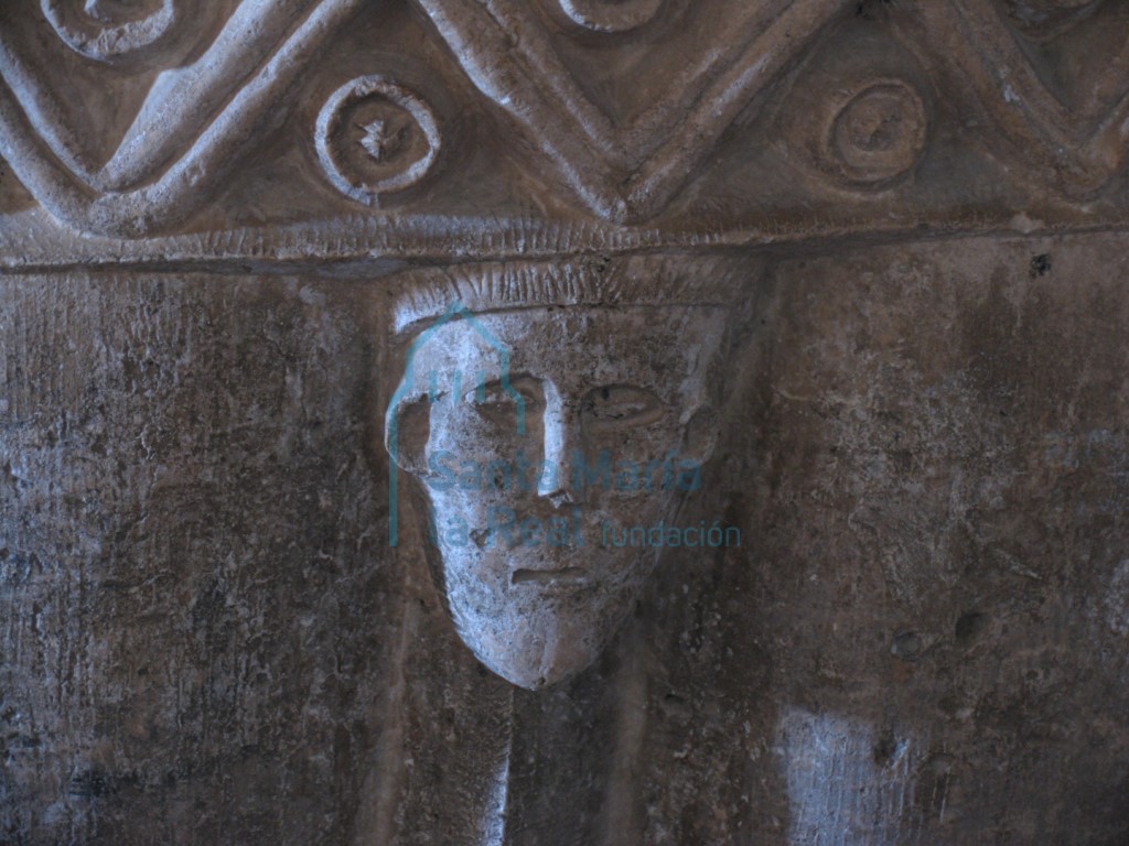 Detalle de la pila bautismal
