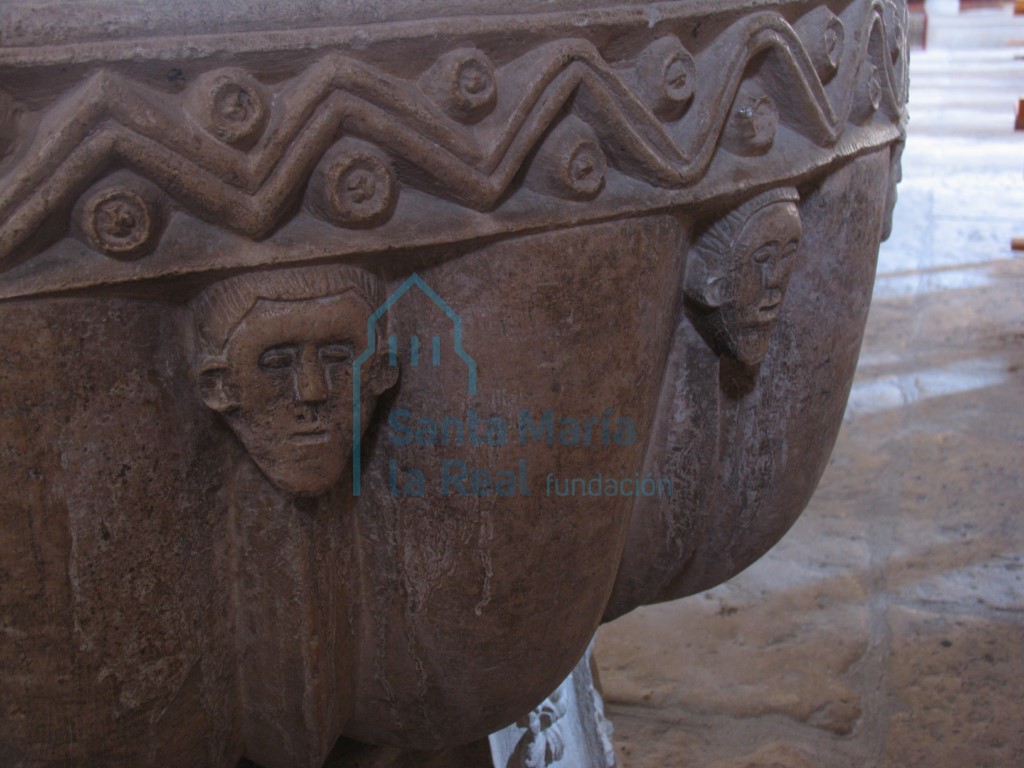 Detalle de la pila bautismal