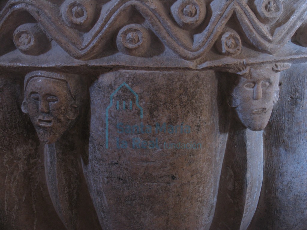 Detalle de la pila bautismal